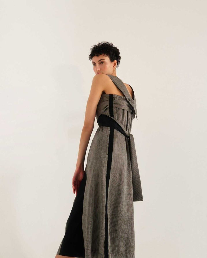 Model mit langem, grauem Kleid aus der Sommerkollektion in Tirol